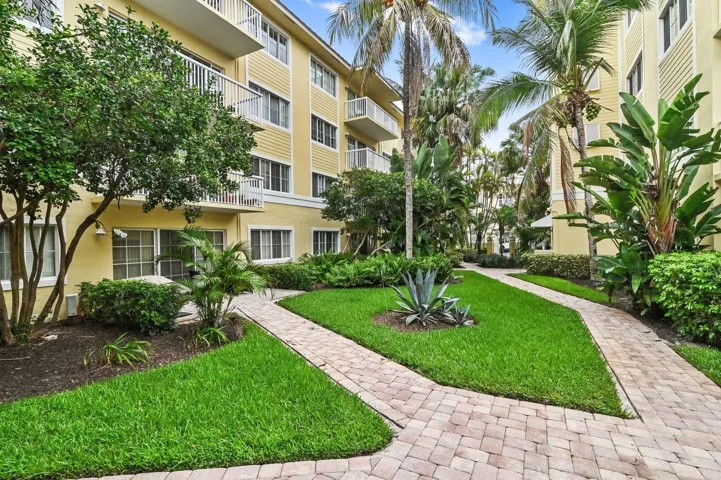 37 courtyard 01