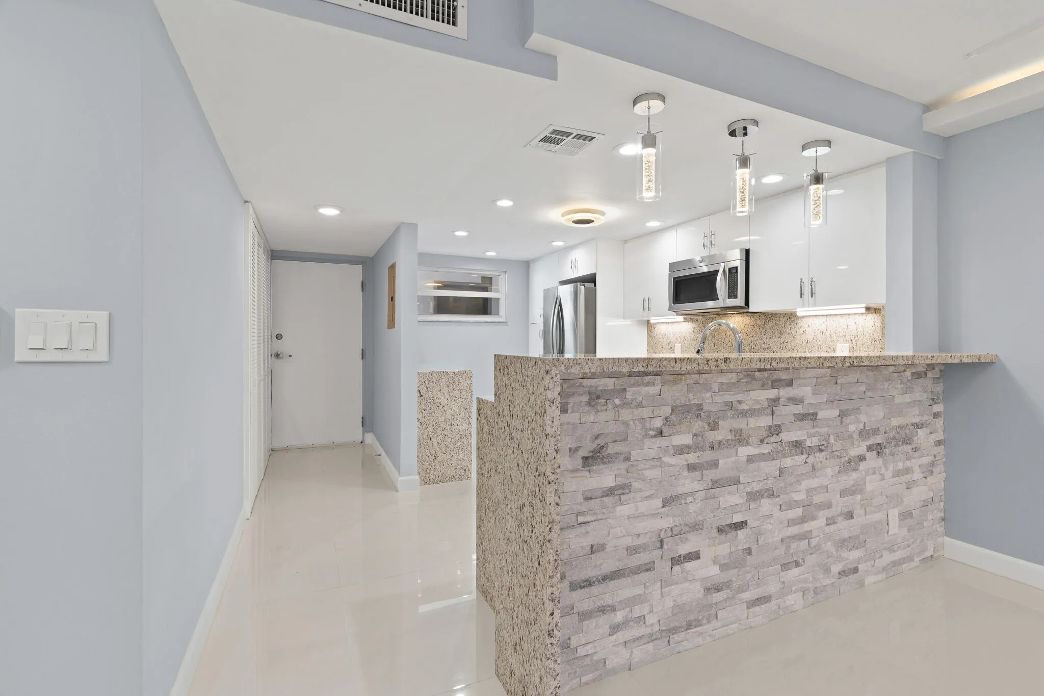 Marble-Brick Faced Breakfast Bar