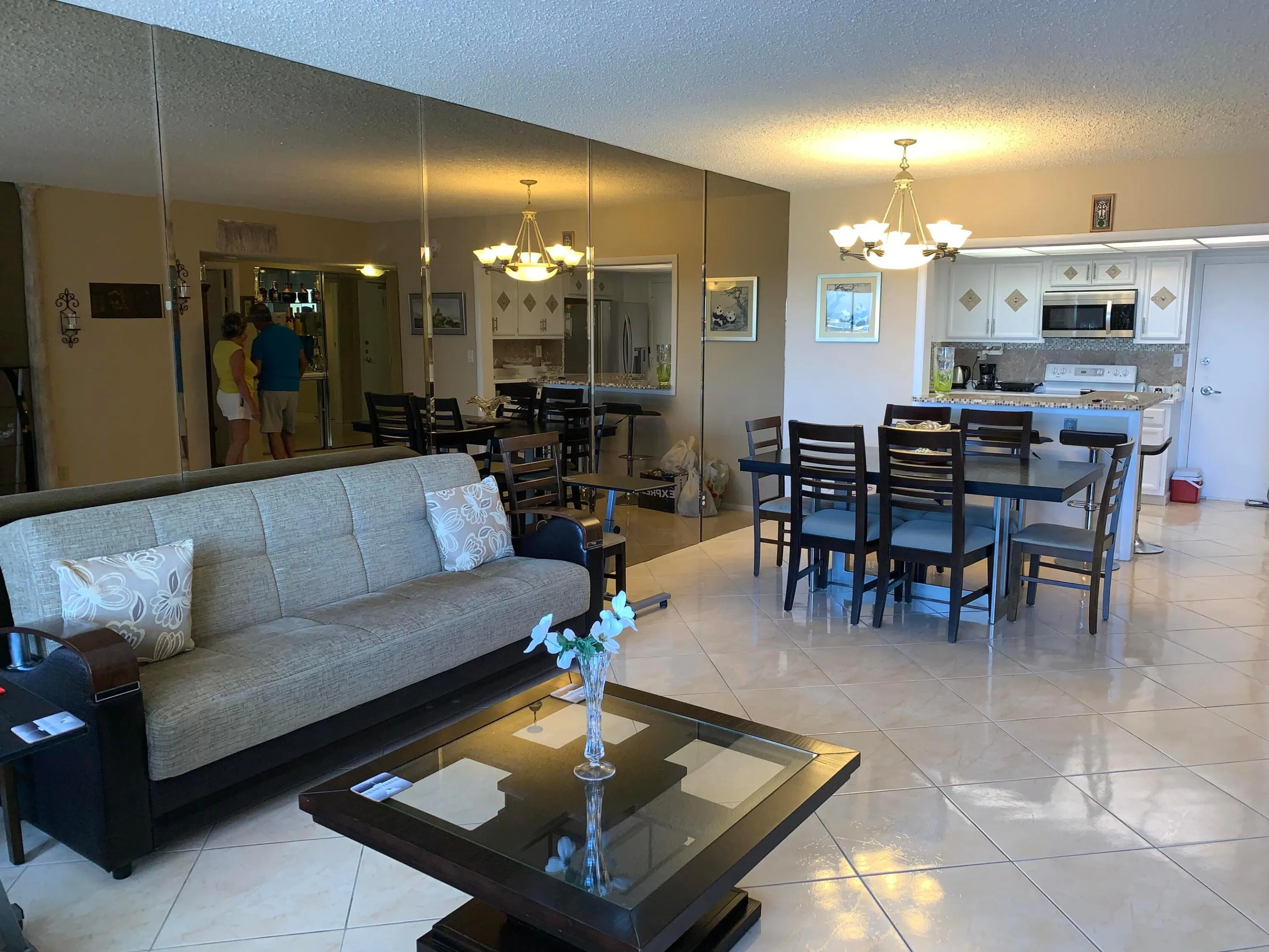 living room/dining area