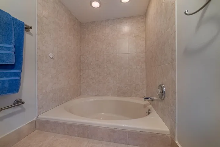 Bedroom1-Bathroom-Bathtub