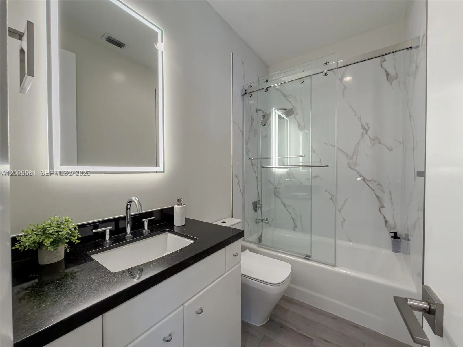 Bedroom 4 Bathroom with tub