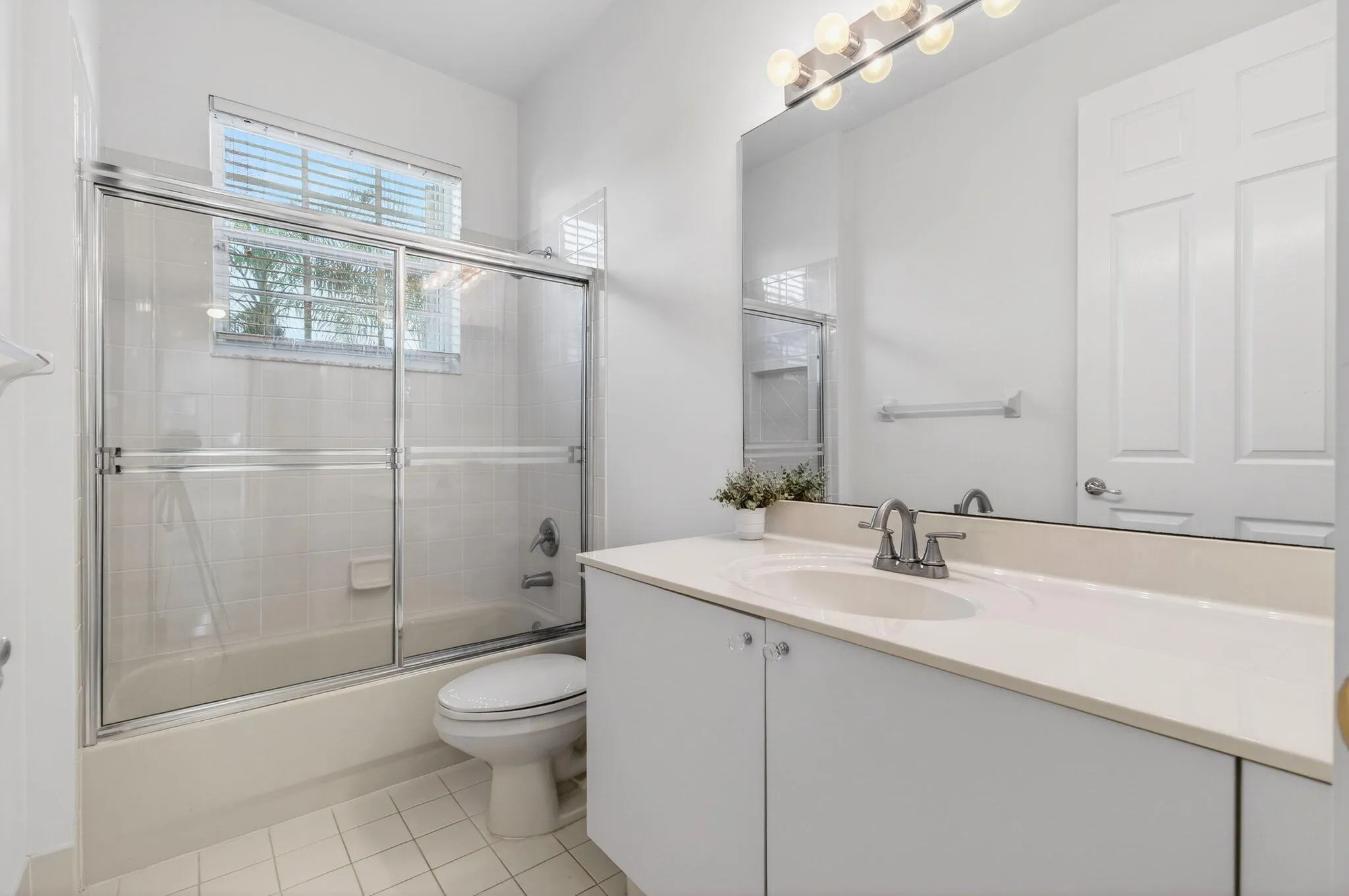 Guest Bath has shower/tub combo