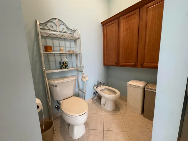master Commode area with Bidet
