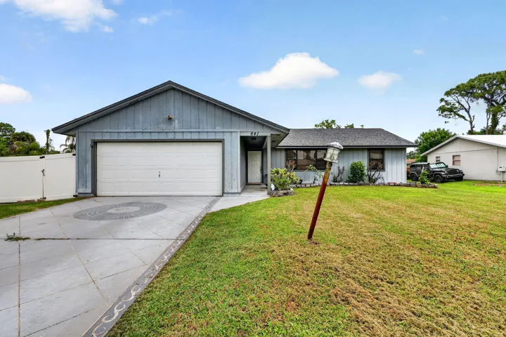 641 SE Streamlet Ave Front Of Home