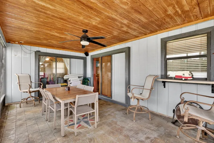 641 SE Streamlet Ave Covered Patio