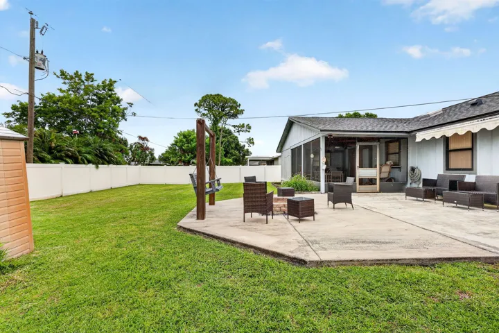 641 SE Streamlet Ave Back Yard And Patio