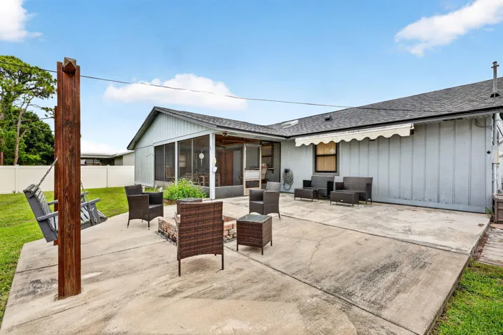 641 SE Streamlet Ave Outdoor Patio