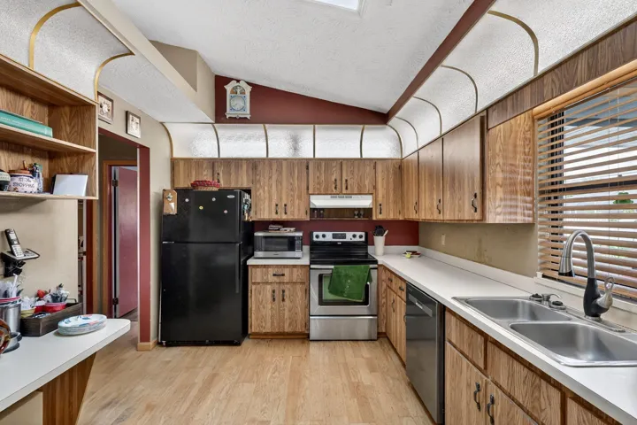 641 SE Streamlet Ave Kitchen