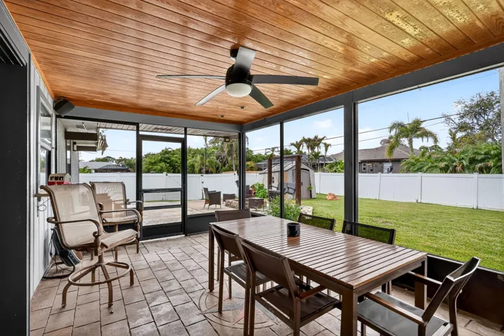 641 SE Streamlet Ave Covered Patio Showing Backyard