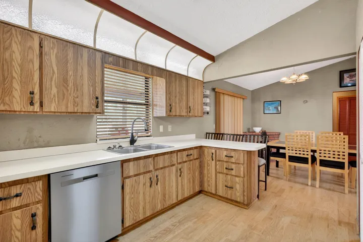 641 SE Streamlet Ave Kitchen