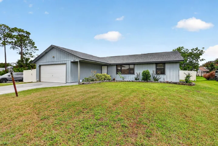 641 SE Streamlet Ave Front Of Home