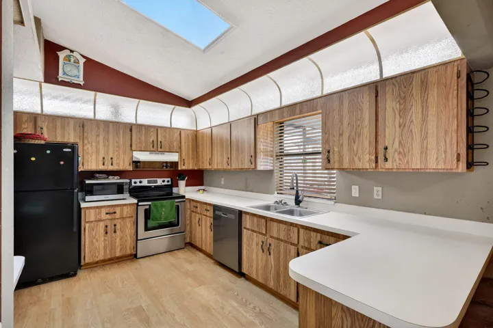 641 SE Streamlet Ave Kitchen