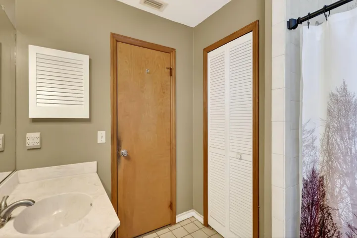 641 SE Streamlet Ave Master Bath