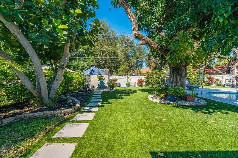 Beautiful Artificial Turf NO MAINTENANCE