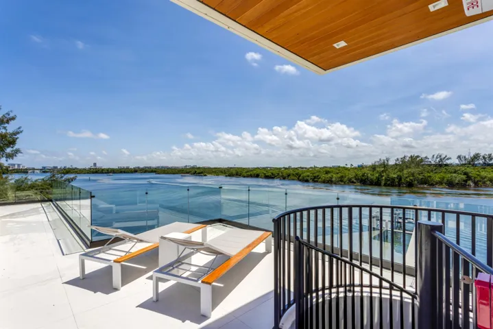 PRIVATE ROOFTOP DECK