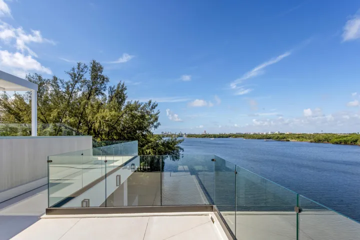 PRIVATE ROOFTOP VIEW