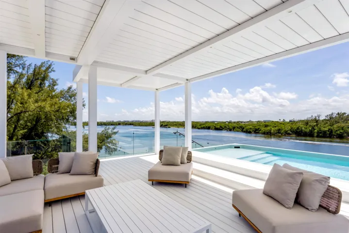 PRIVATE ROOFTOP LOGGIA & POOL