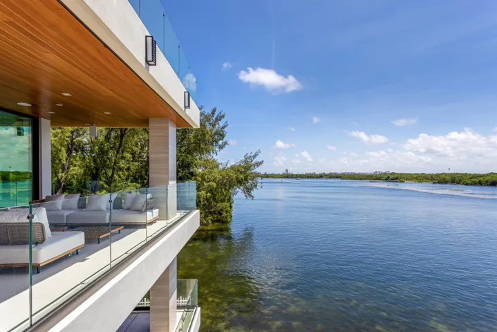 WATERVIEW BALCONY