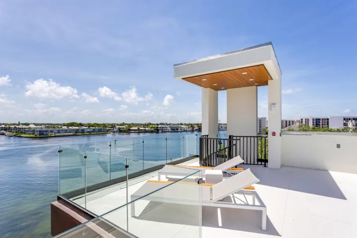 PRIVATE ROOFTOP DECK