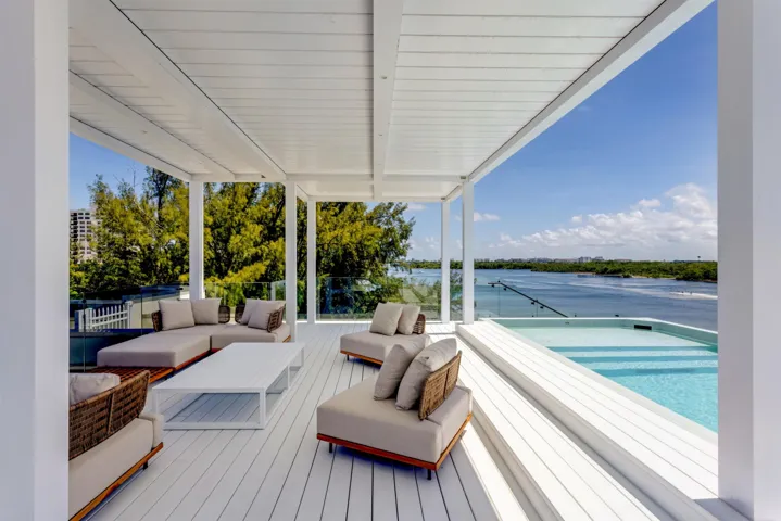PRIVATE ROOFTOP LOGGIA & POOL
