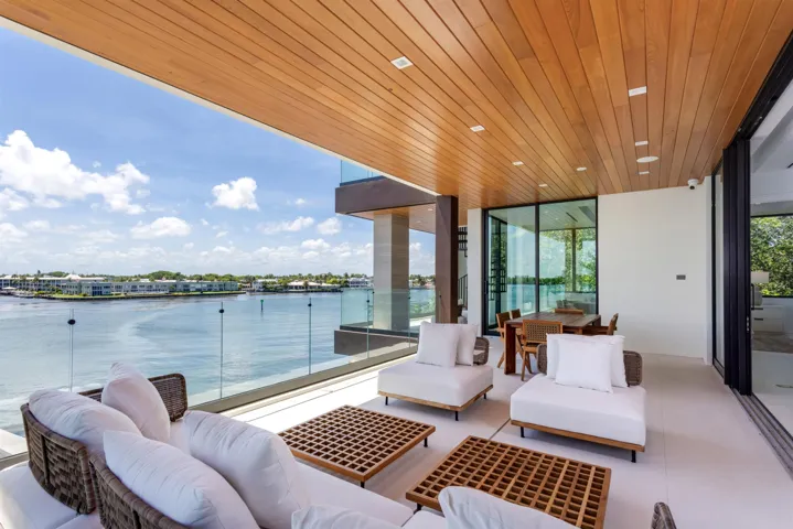 WATERVIEW BALCONY SEATING