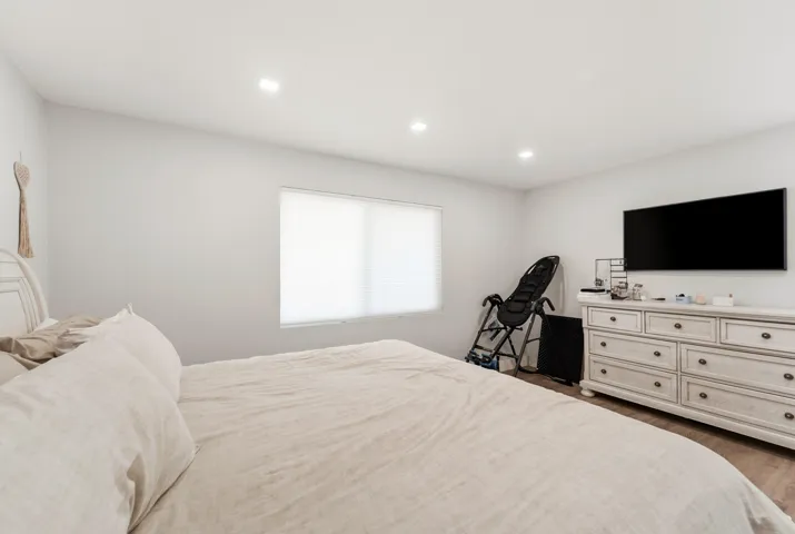 31_primary bedroom