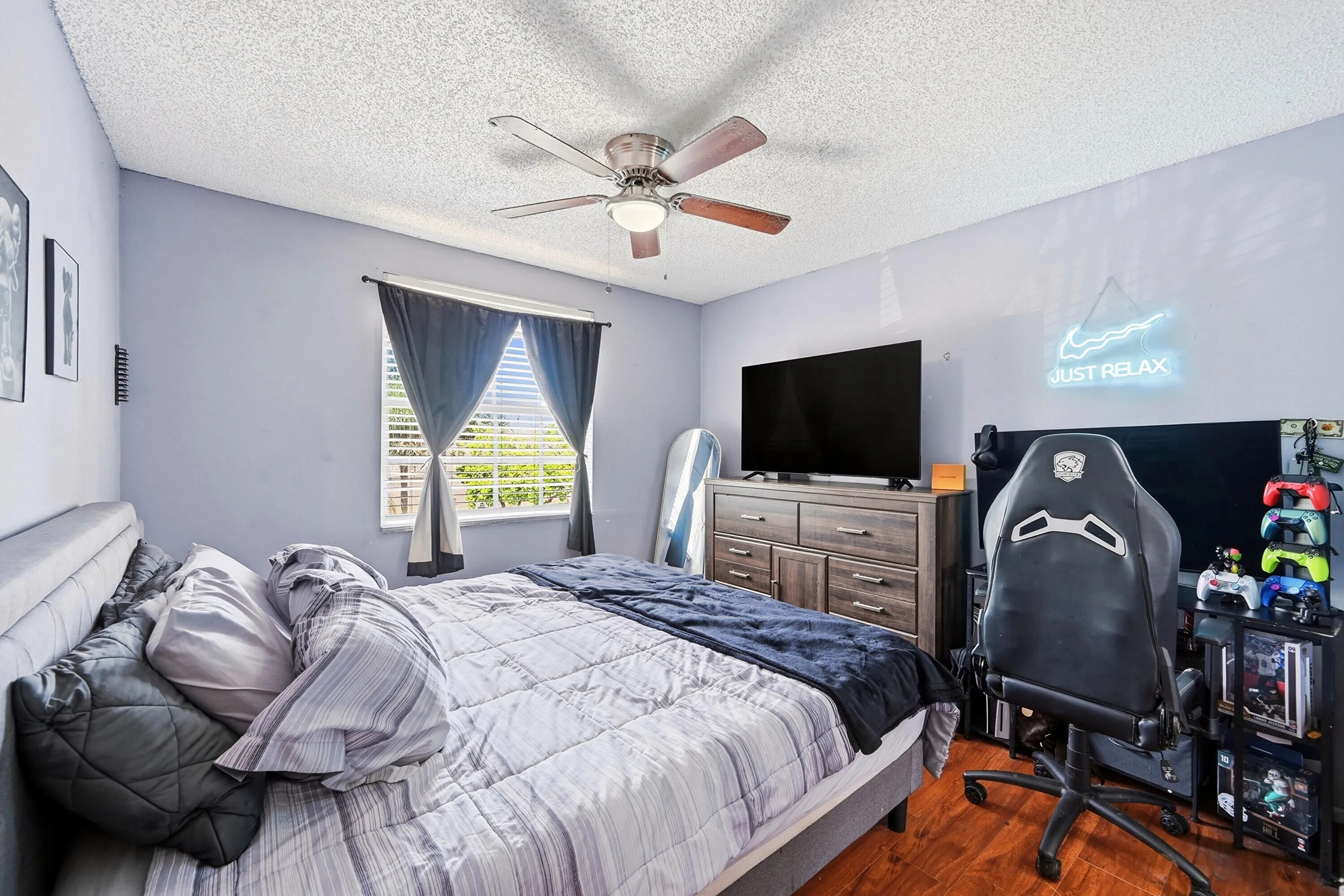 25_bedroom