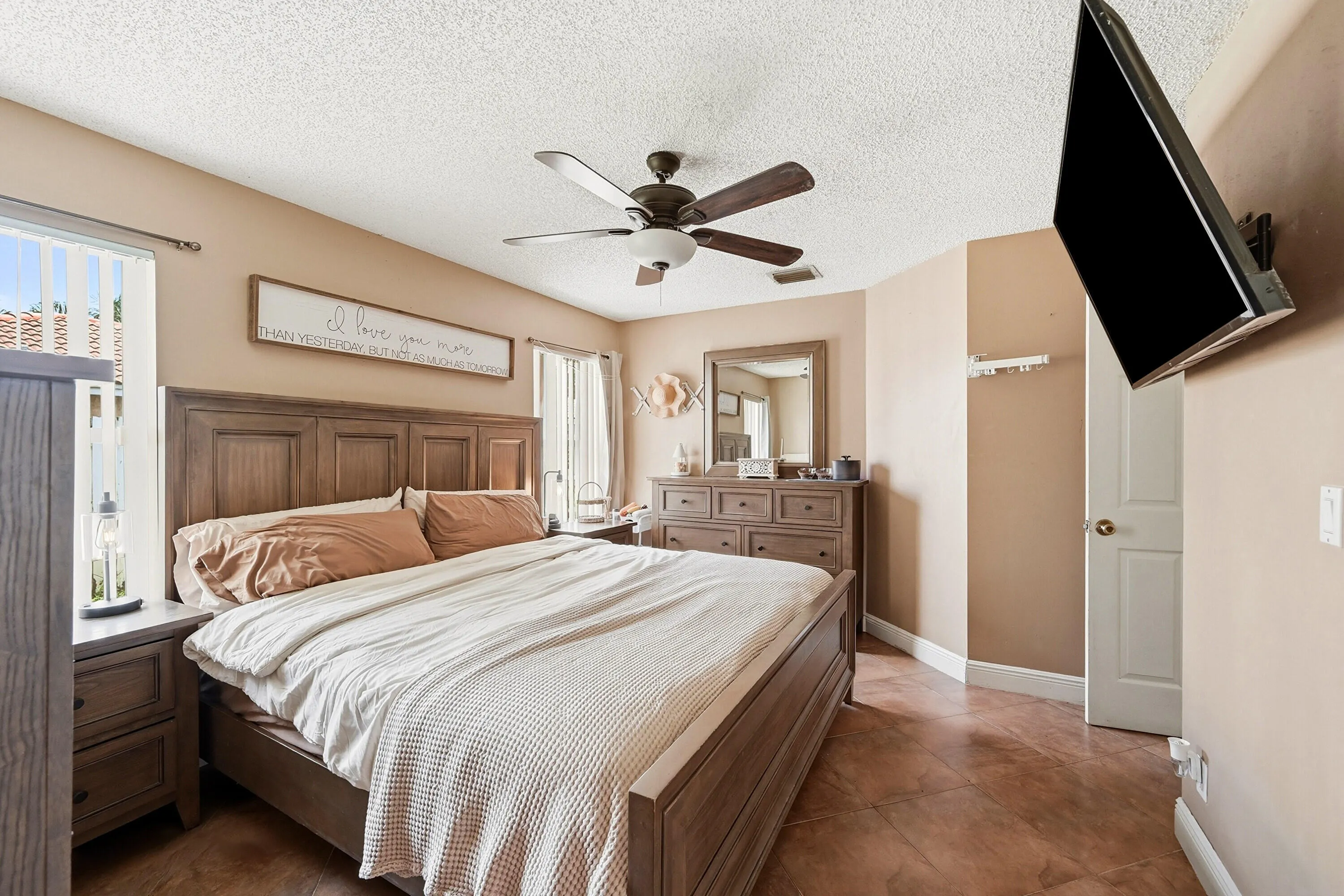 18_primary bedroom