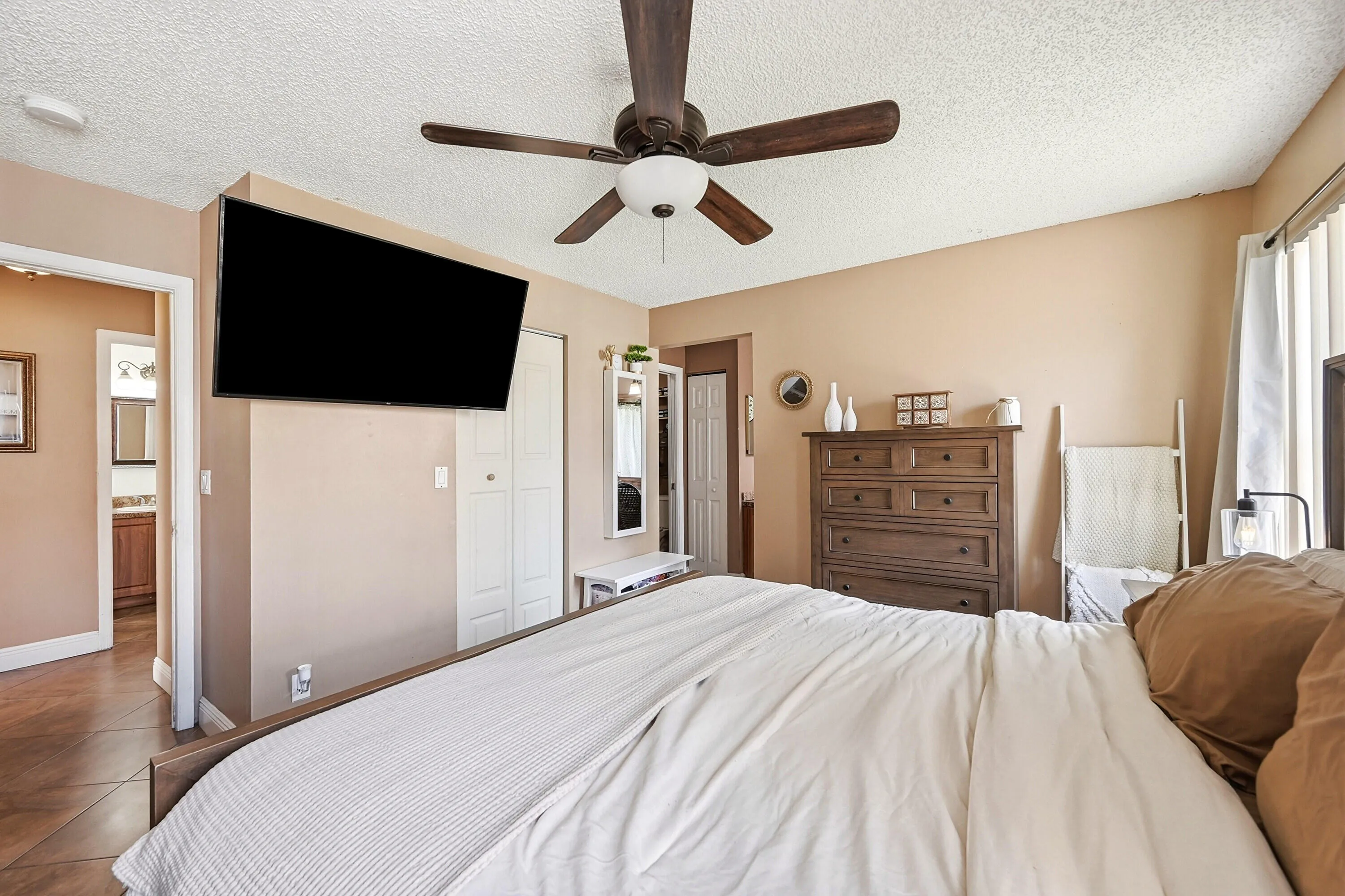17_primary bedroom