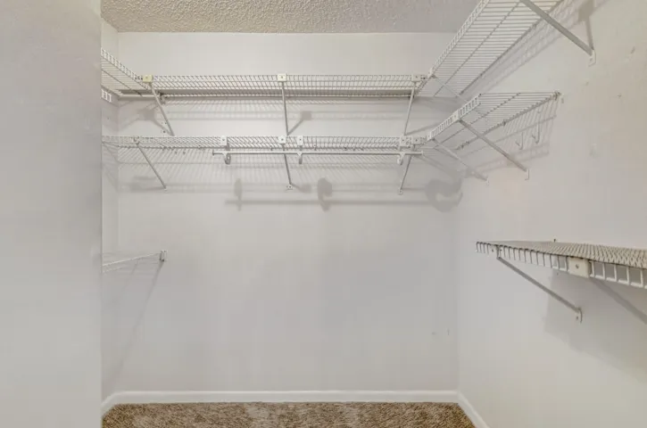 WALK IN CLOSET