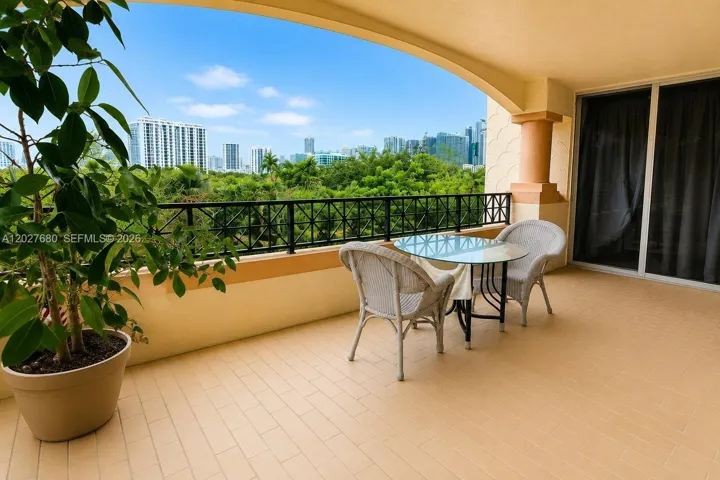 Large Wrape around Balcony