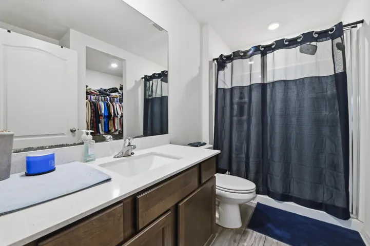 22 bathroom 01