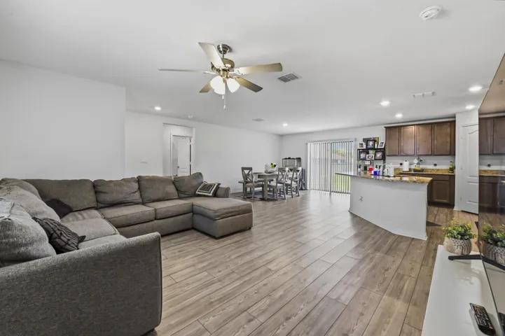 07 living room 04