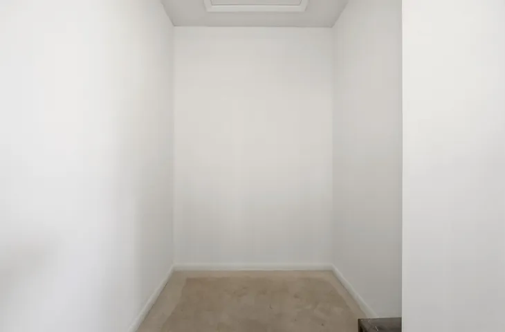 38_walk-in closet