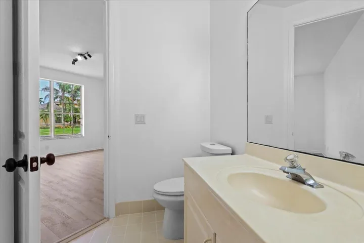 FIRST FLOOR FULL BATHROOM