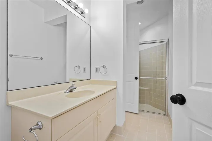 FIRST FLOOR FULL BATHROOM