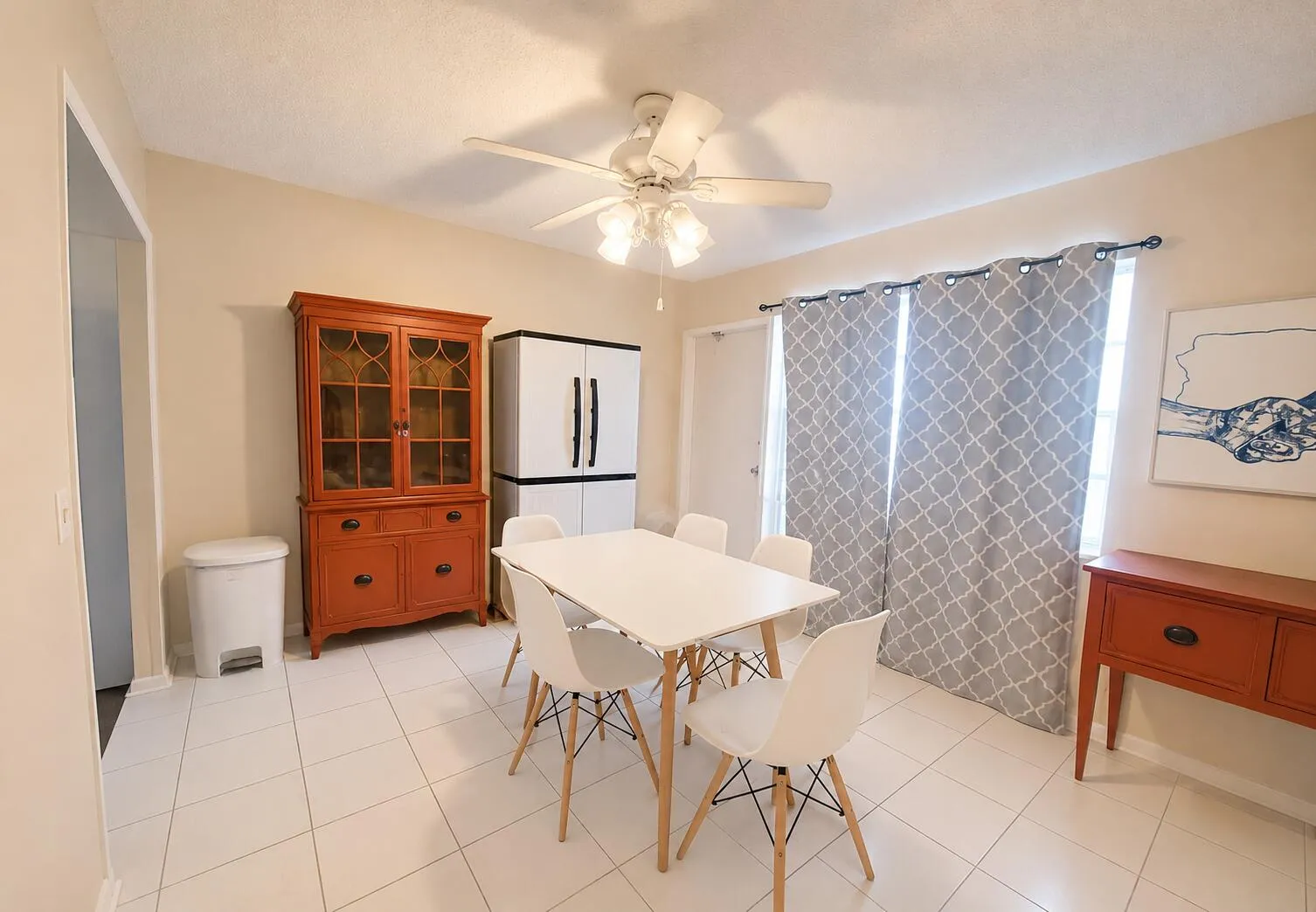 5203 NE 24 Terr, chat dining