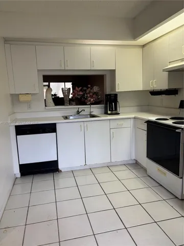 SPACIOUS KITCHEN
