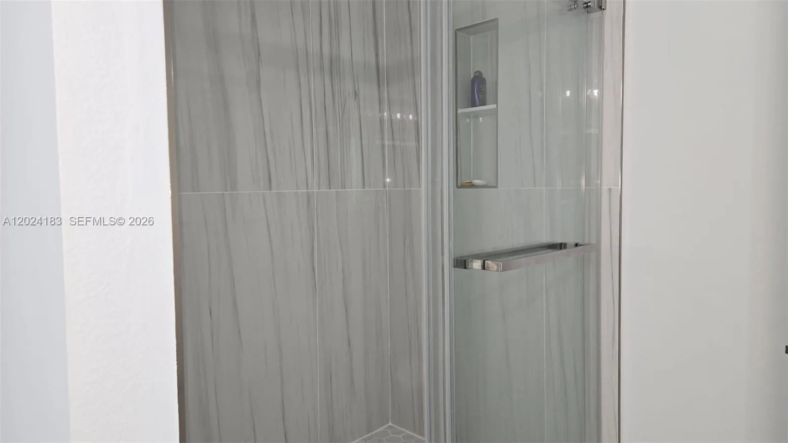 Guest / 2nd Bathroom
