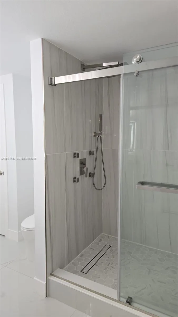 Guest / 2nd Bathroom
