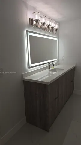 Guest / 2nd Bathroom