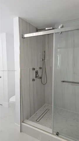 Guest / 2nd Bathroom
