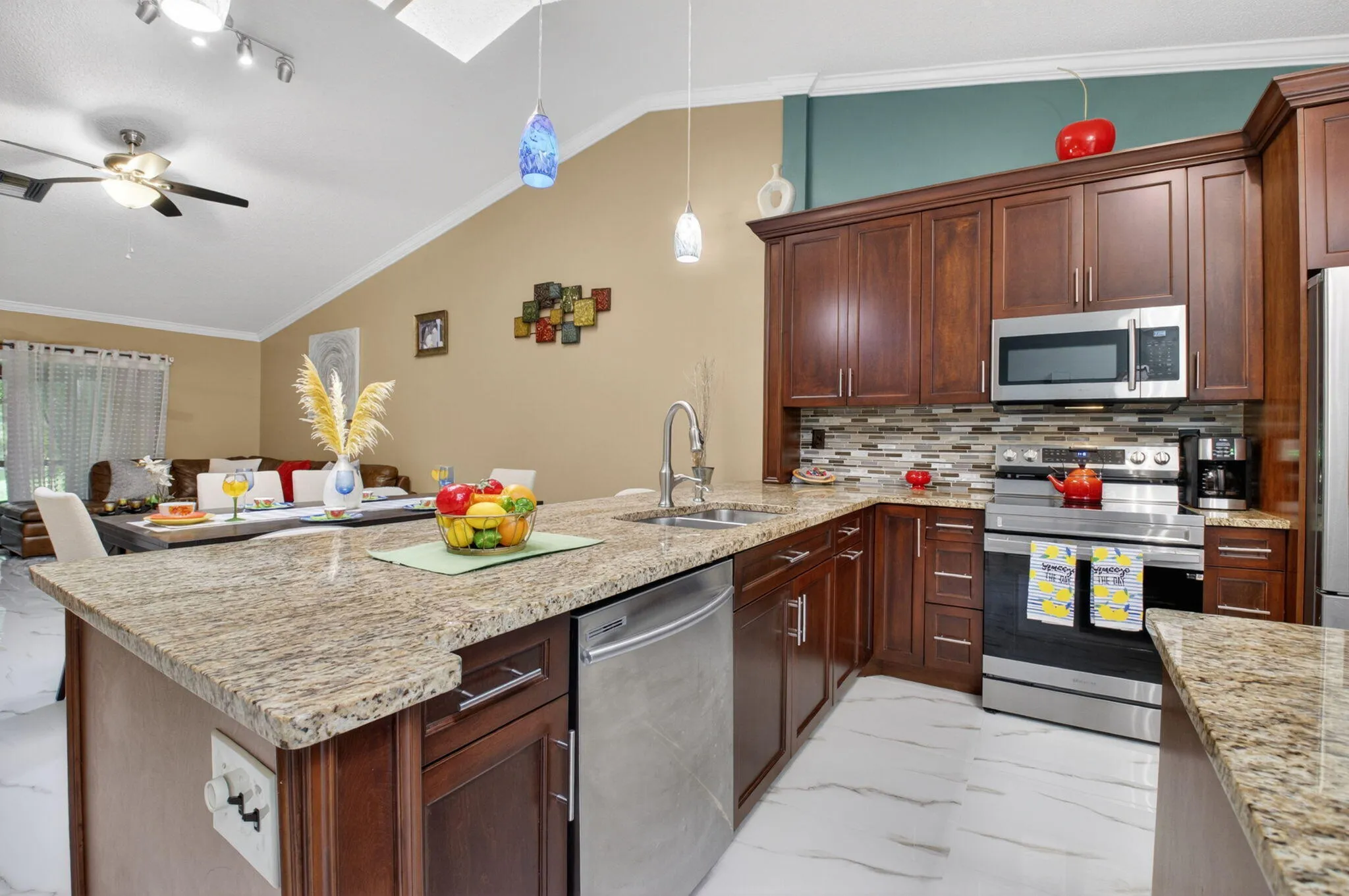 Full glass backsplash.