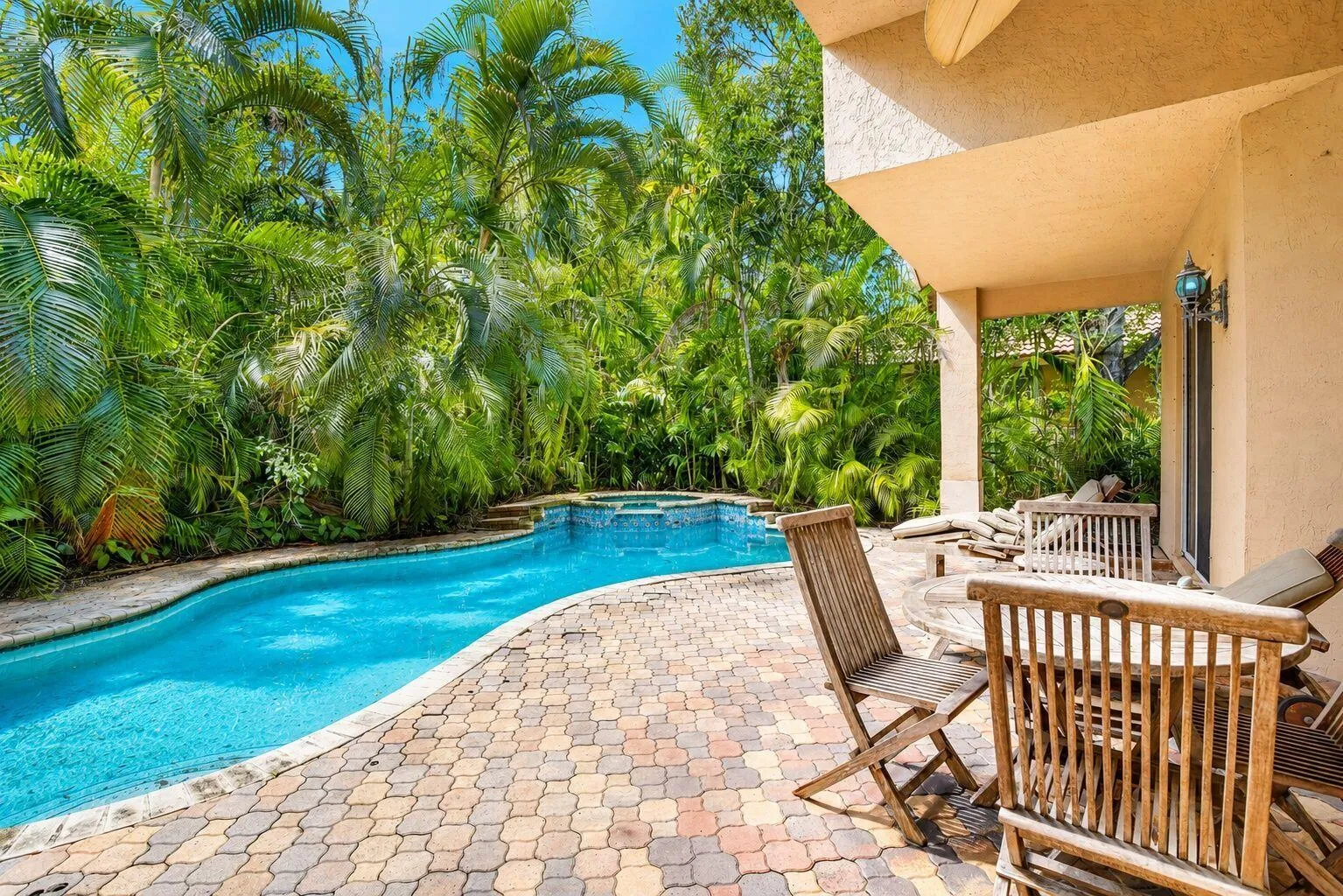 59-web-or-mls-bright_sunny_pool_edit