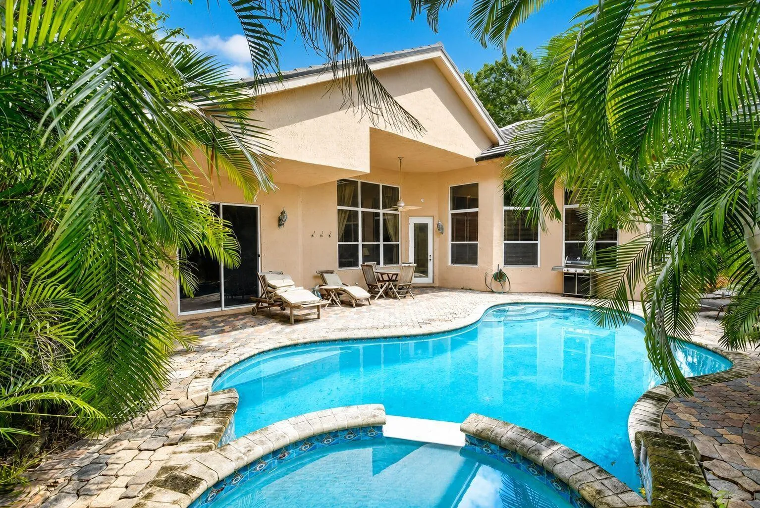 60-web-or-mls-bright_sunny_pool