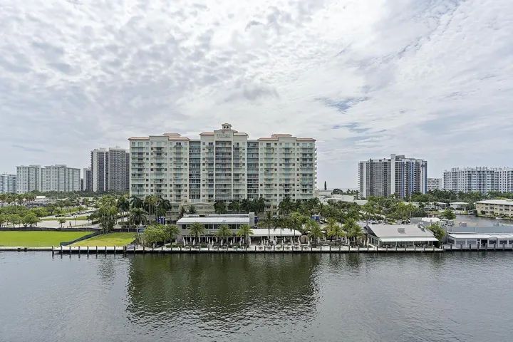 2900 NE 30th St - # 8J - 142