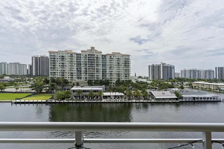 2900 NE 30th St - # 8J - 144