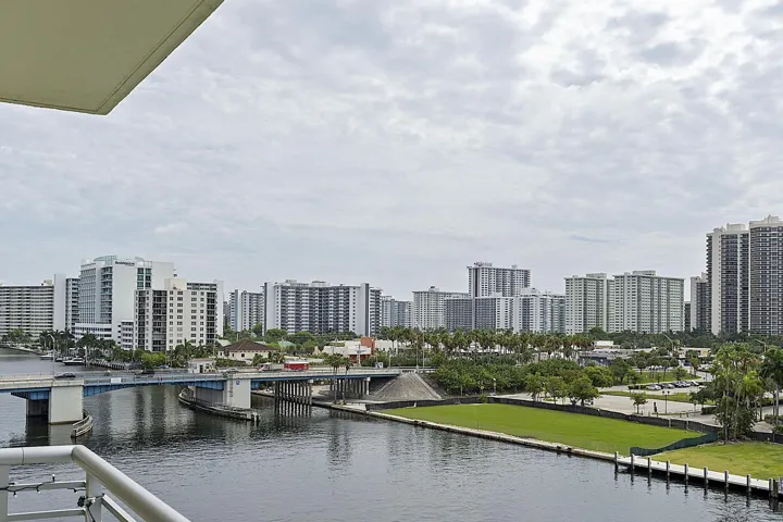 2900 NE 30th St - # 8J - 146