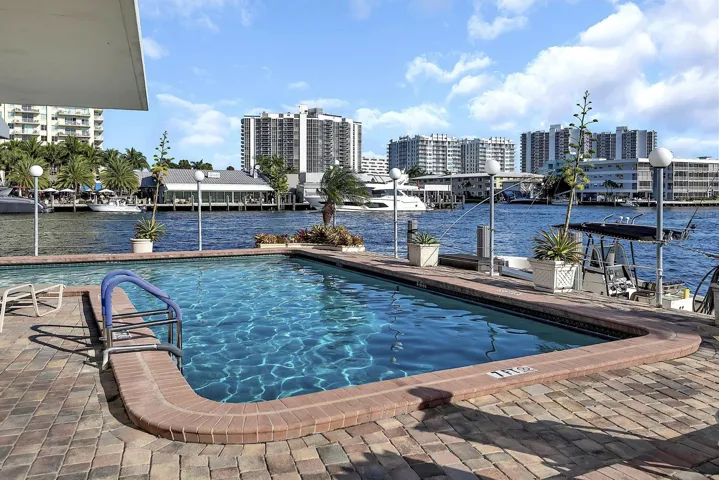 2900 NE 30th St - # 8J - 223