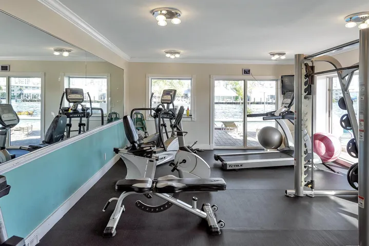 2900 NE 30th St - # 8J - 222